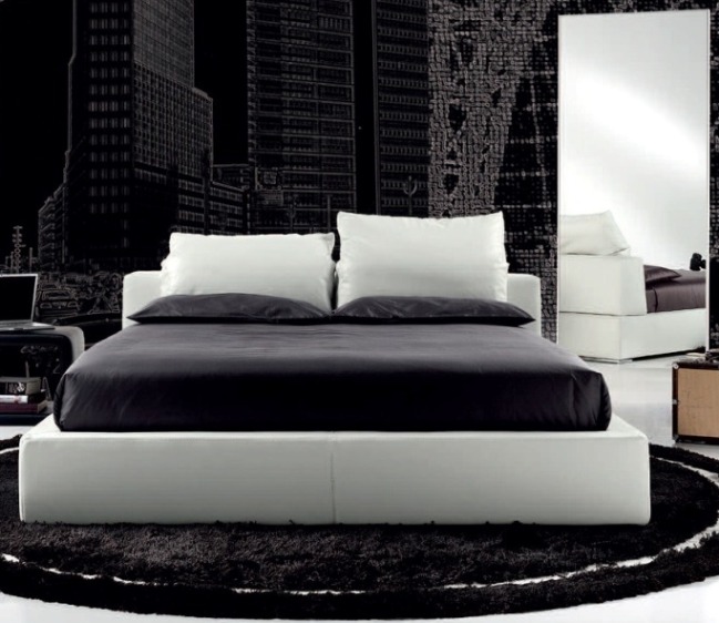 Черно белая спальня с кроватью подиумом