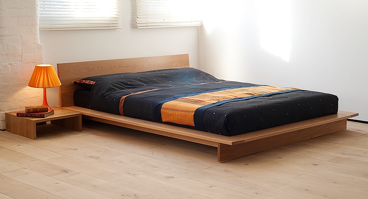 Деревянная двуспальная кровать для взрослых