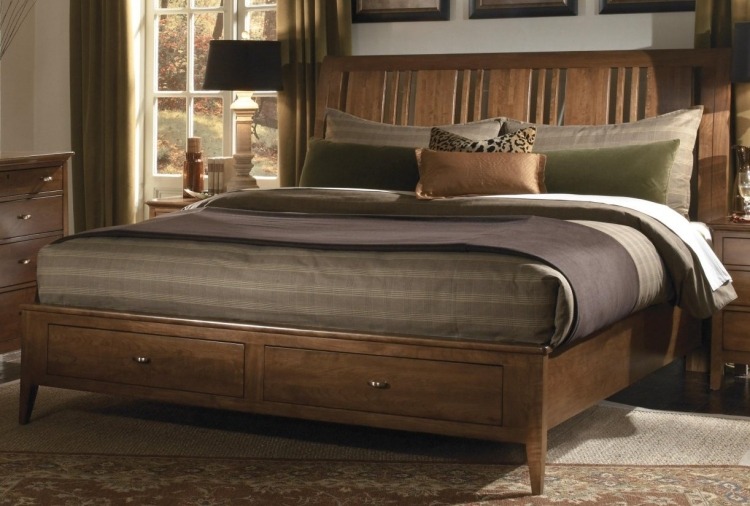 Деревянная двуспальная кровать с ящиками