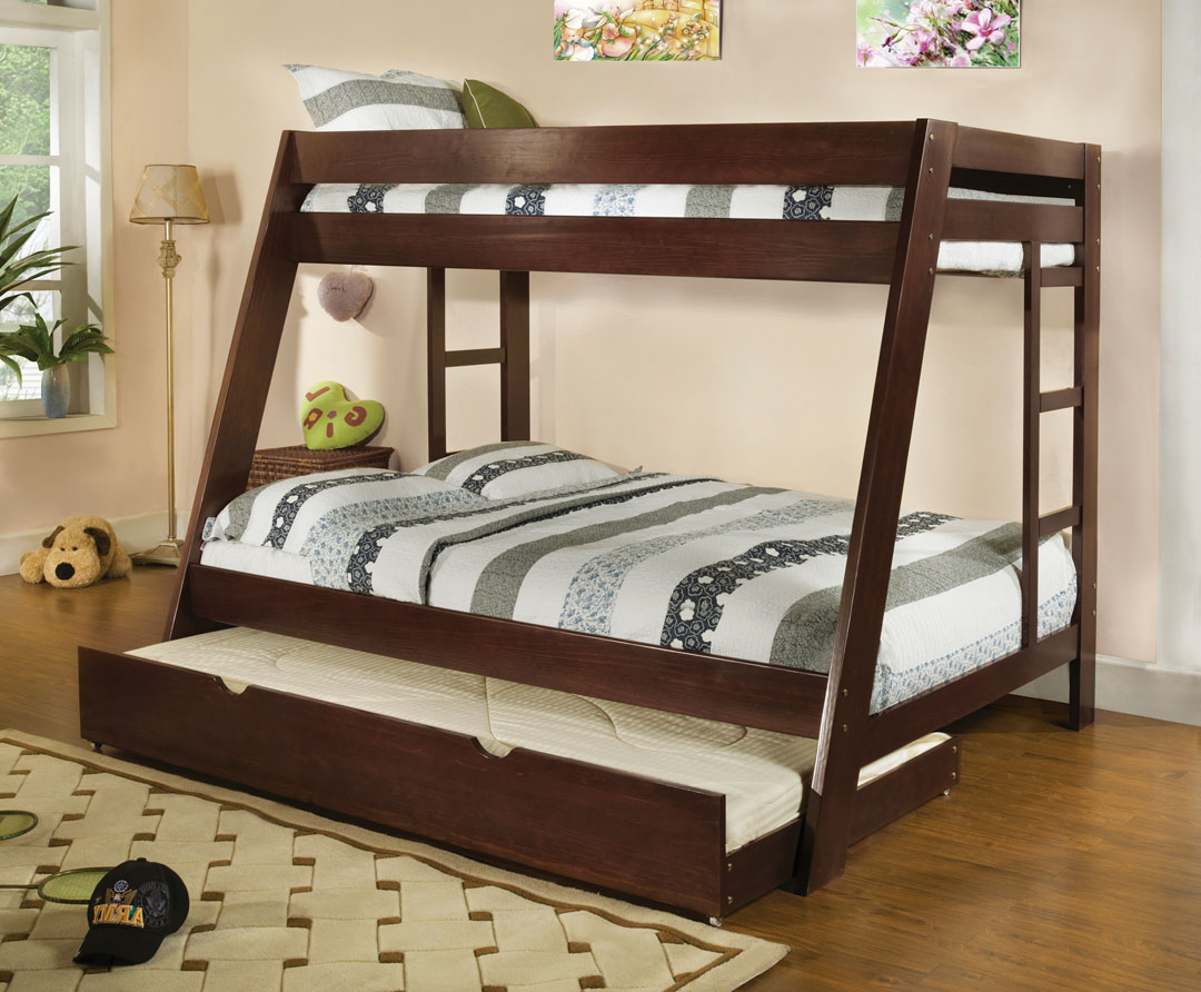 Двухъярусная коричневая кровать с дополнительным спальным местом