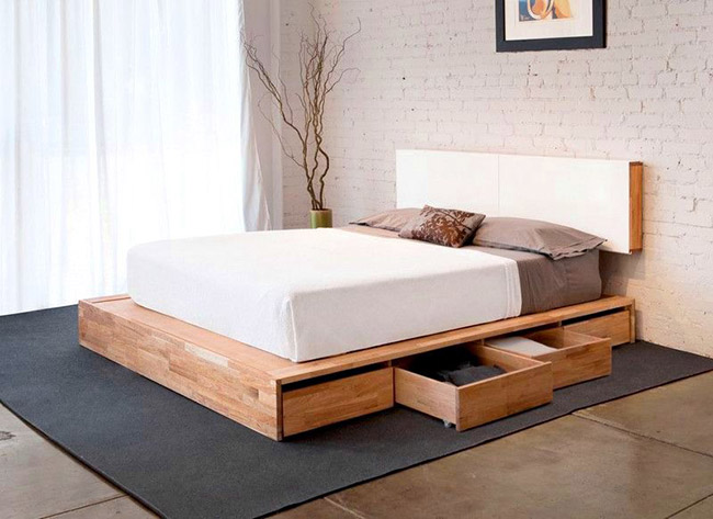 Двуспальная кровать из натурального дерева с выдвижными ящиками