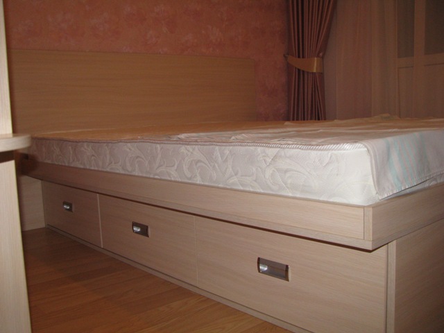 Двуспальная кровать с выдвижными ящиками из ДСП