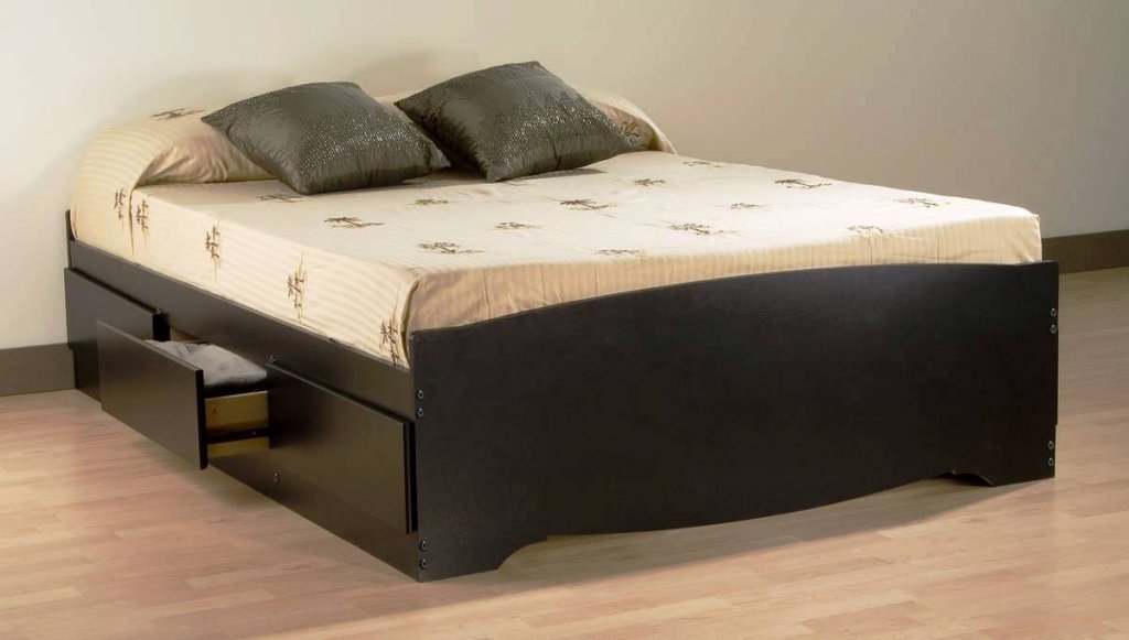 Двуспальная кровать с выдвижными ящиками