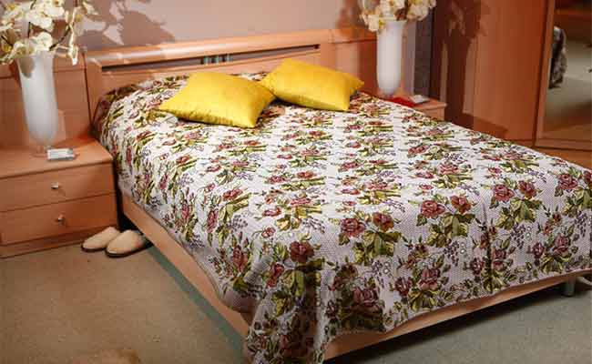 Использовать гобеленовые покрывала на кровать