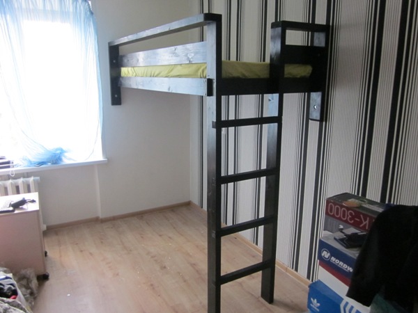 Кровать чердак для взрослых с вертикальной лестницей
