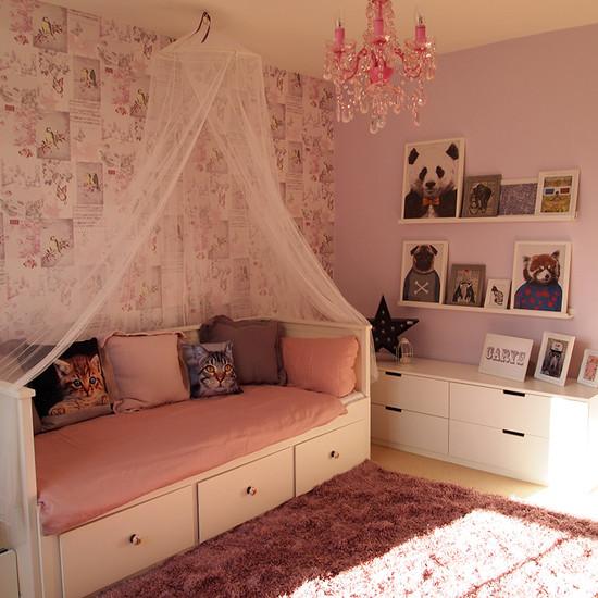 Кровать диван с балдахином в спальной комнате девочки
