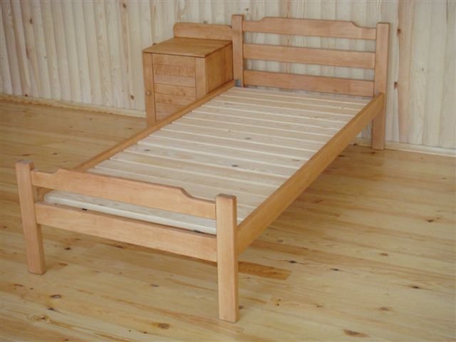 Кровать из светлого дерева
