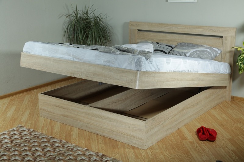Кровать из светлой древесины