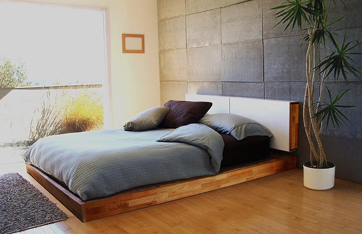 Кровать с деревянным подиумом