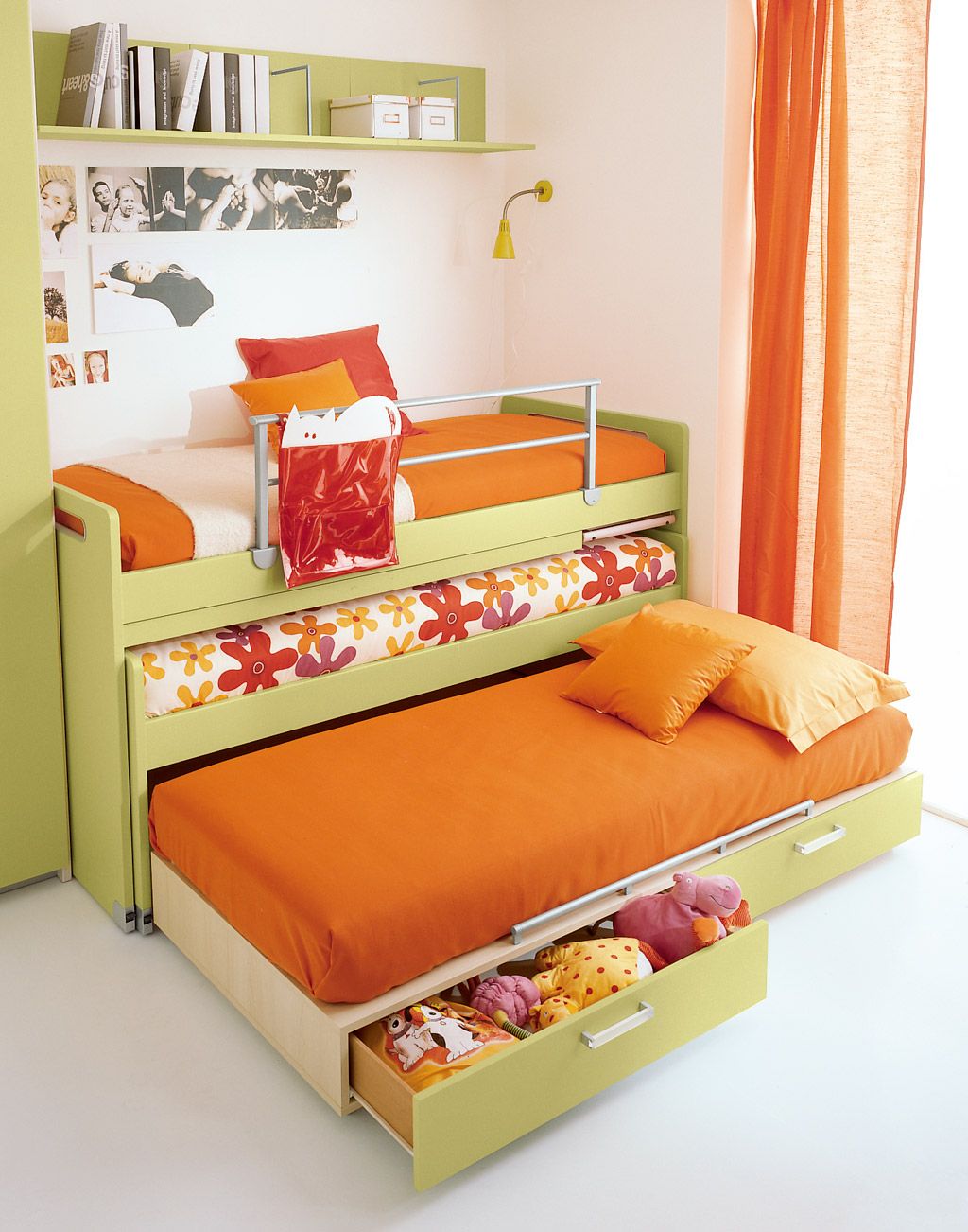 Кровать с двумя выдвижными спальными местами и ящиками для игрушек
