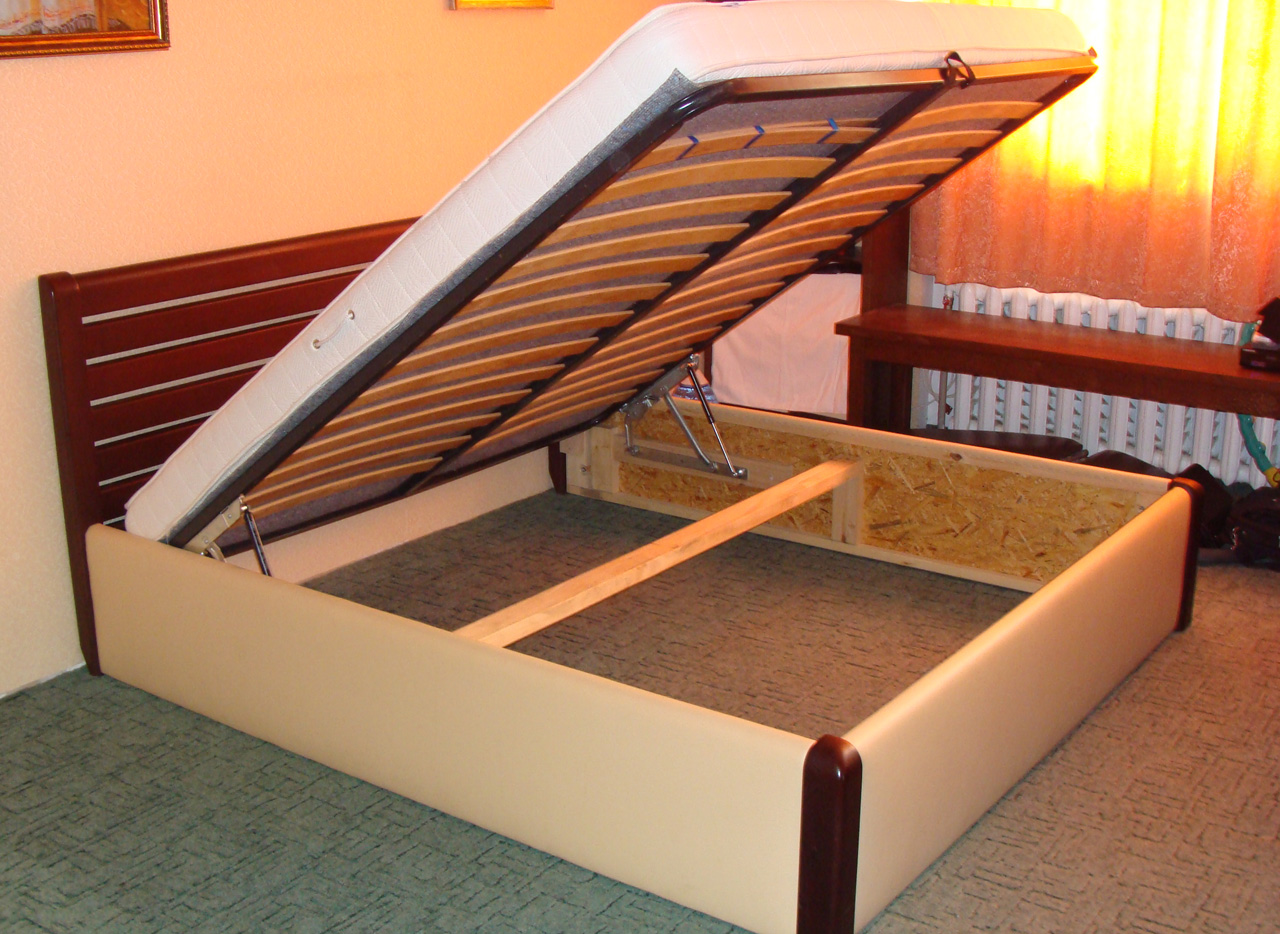 Кровать с подъемным механизмом с деревянным изголовьем