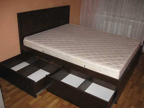 Кровать с вместительными ящиками