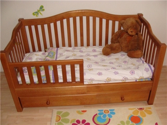 Небольшая детская кровать