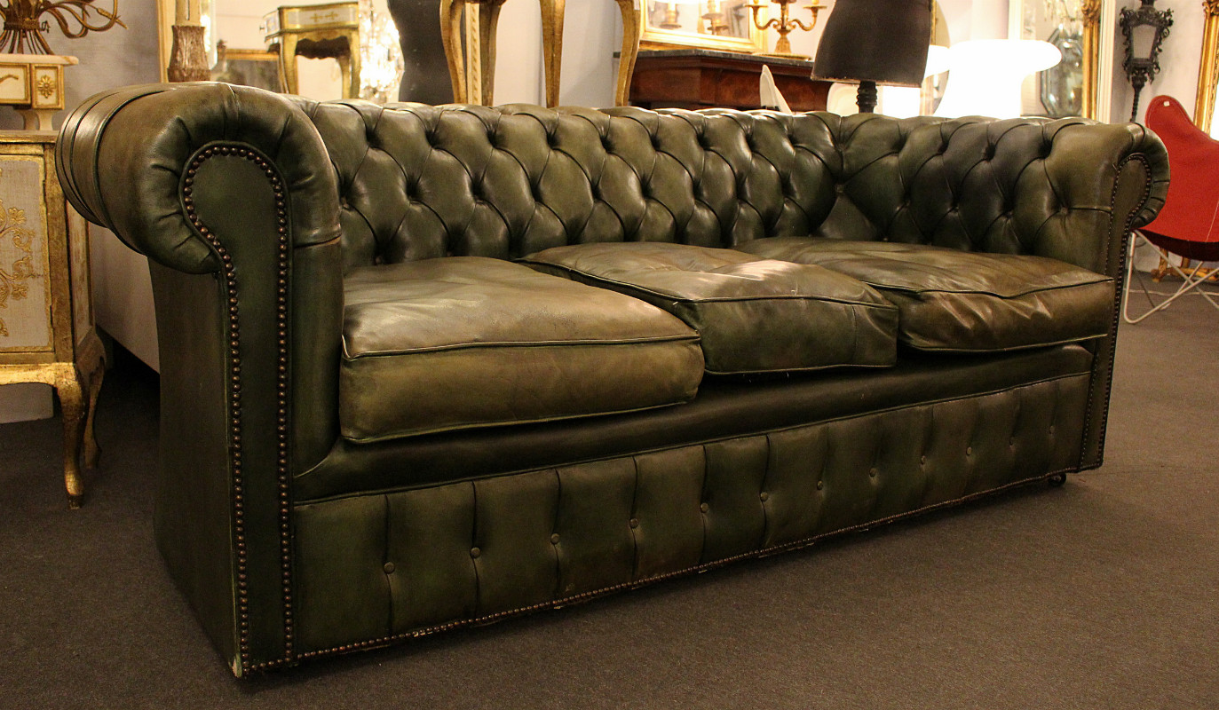 Антикварный кожаный диван в стиле честерфилд