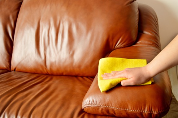 Как чистить кожаный диван
