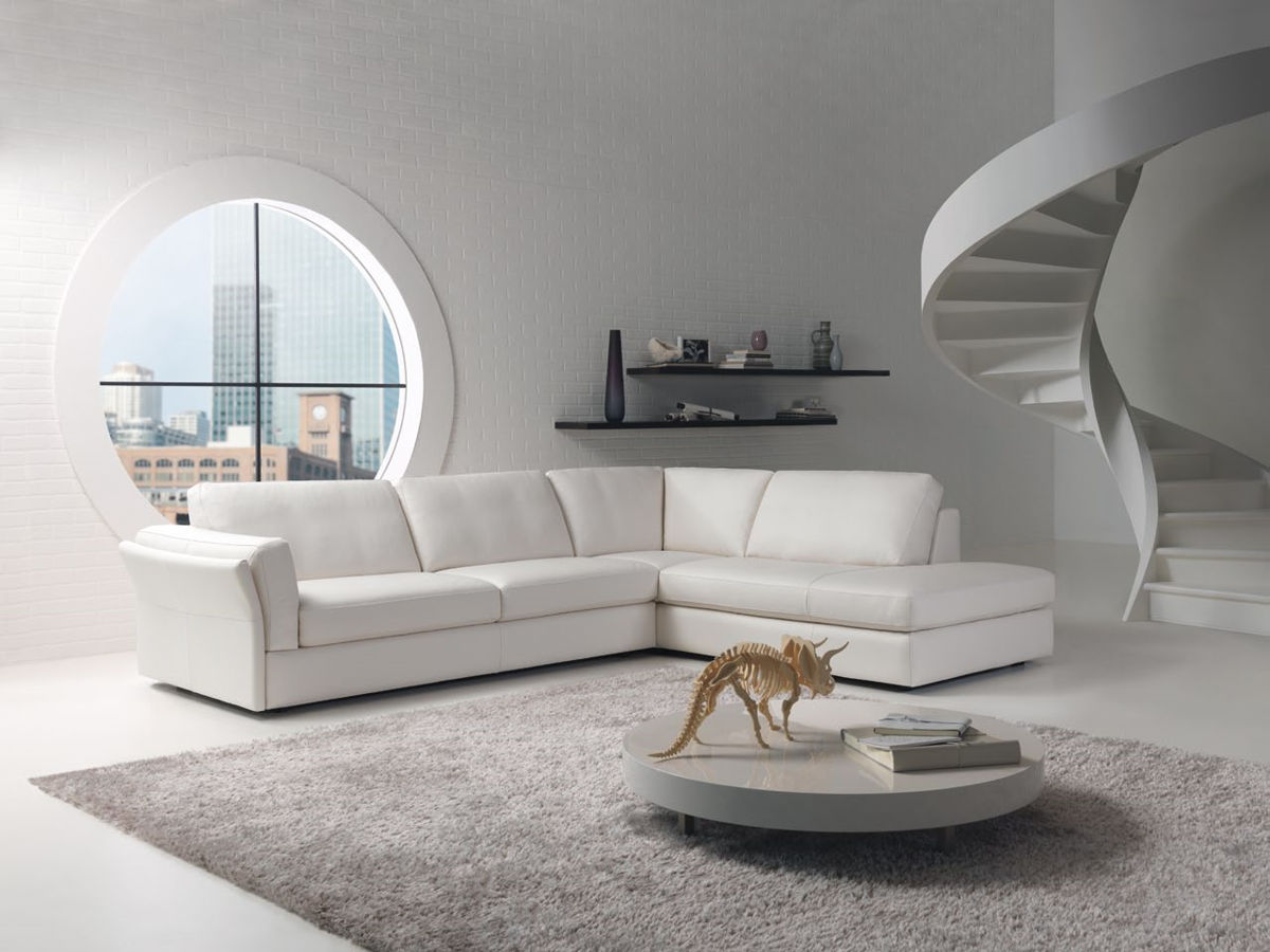 Кипельно-белый диван в белом интерьере