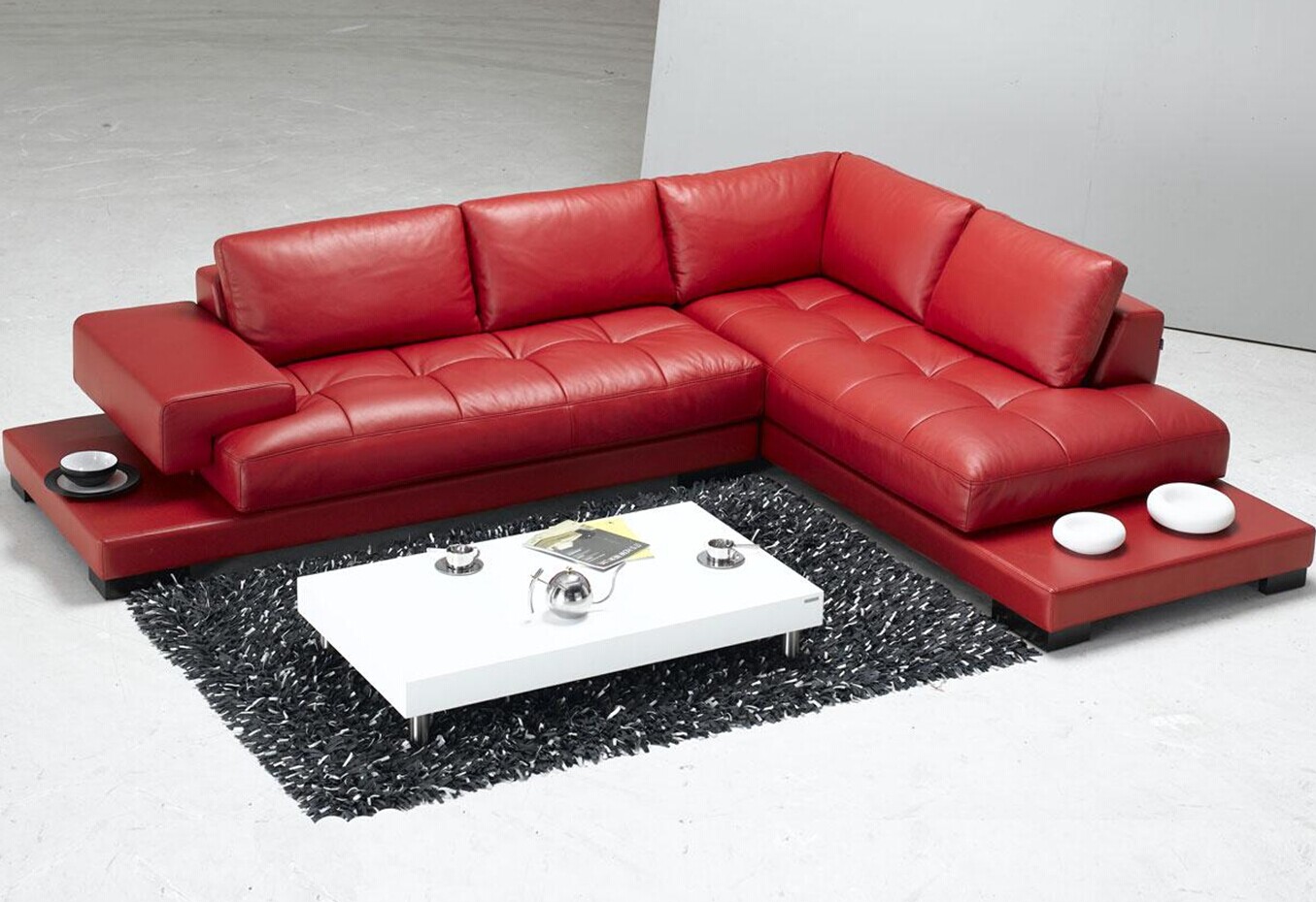 Красный кожаный диван