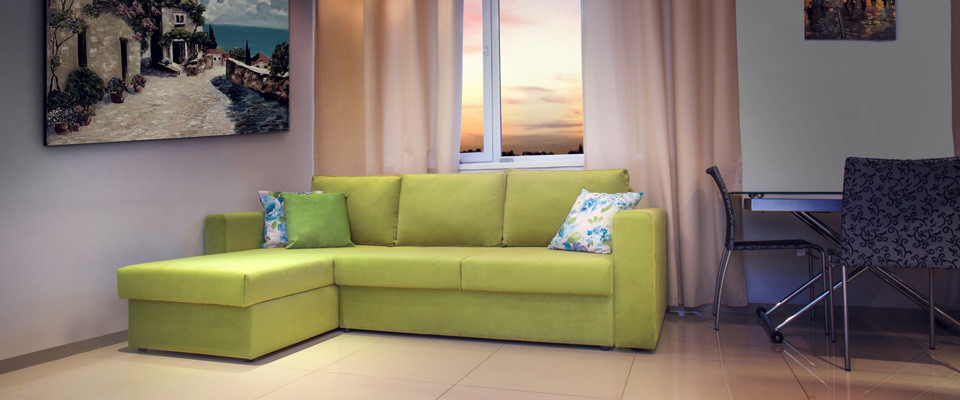 Светло-зеленый диван в интерьере