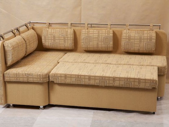 Светлый диван в интерьере
