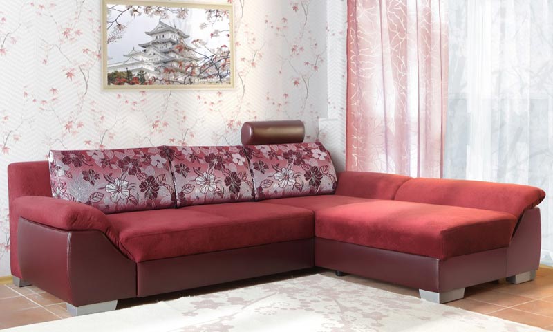 Угловой диван в бордовом цвете