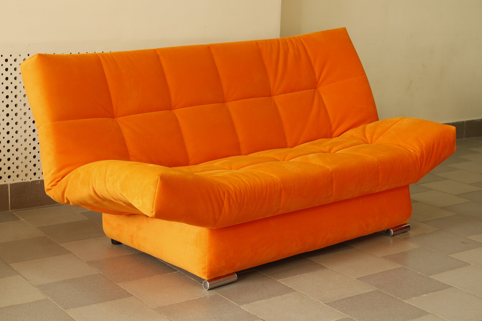 Яркий диван