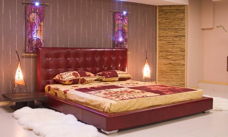Арабский стиль кровати в бордовом цвете