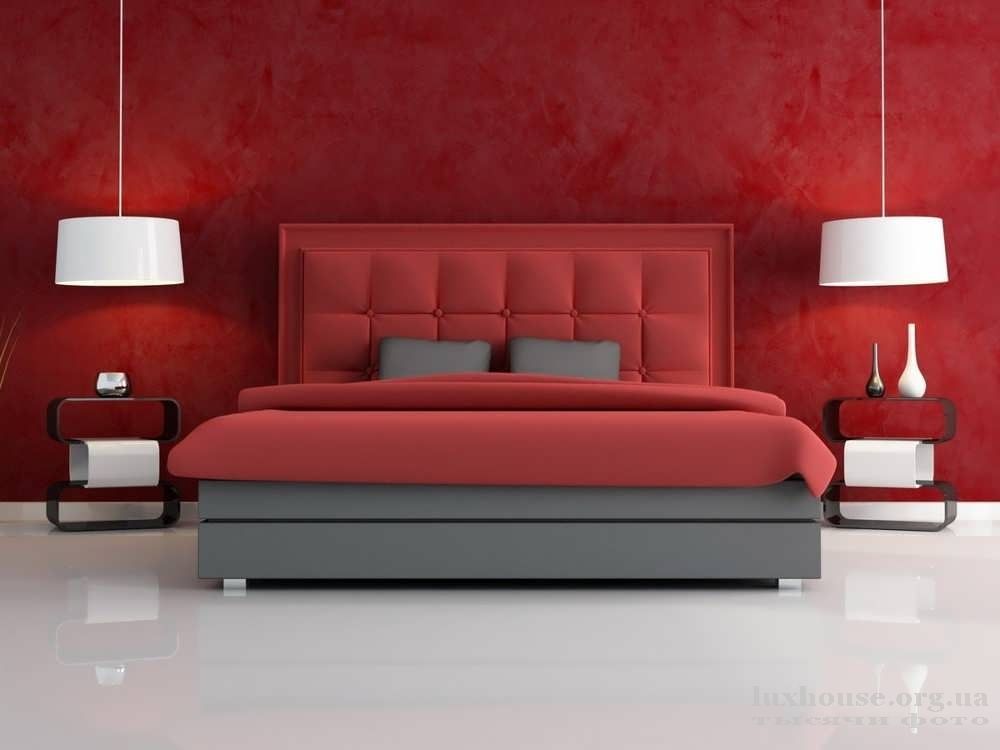 Большая кровать бордового цвета для дома