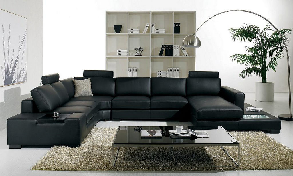 Большой диван черного цвета для дома
