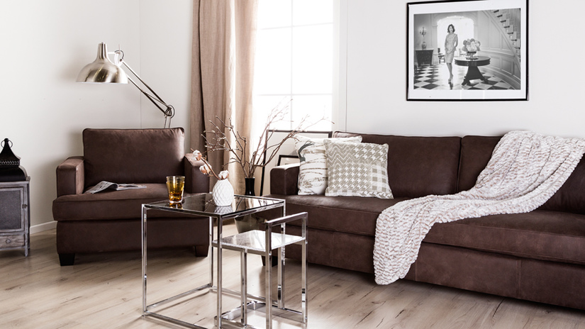 Большой диван коричневого классического цвета