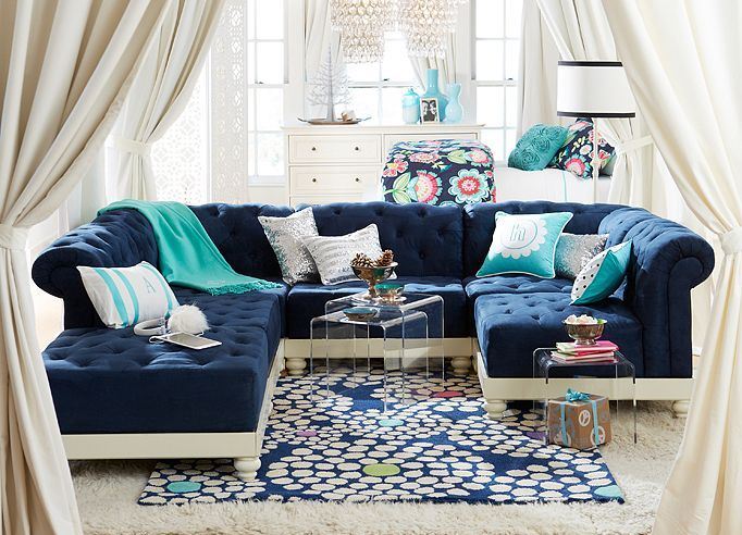 Большой практичный диван синего приятного цвета