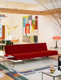 Бордовый диван в современном стиле