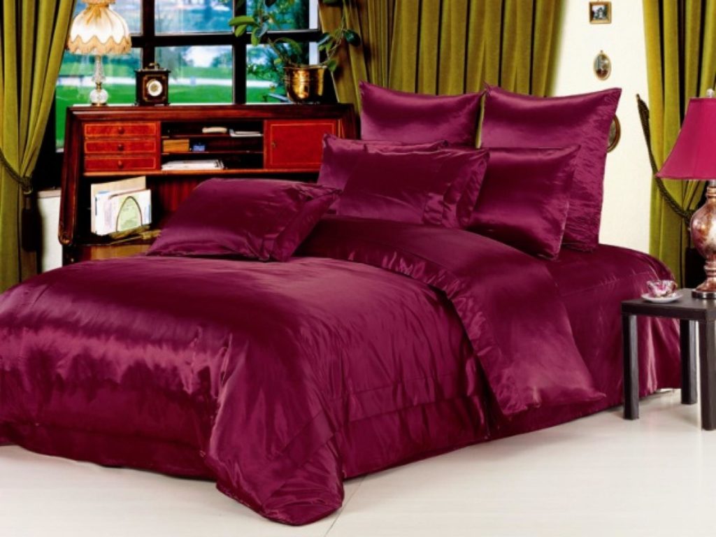 Бордовый оттенок современной кровати