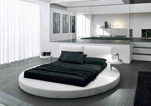 Черная кровать в сочетании с белым дизайном спальни