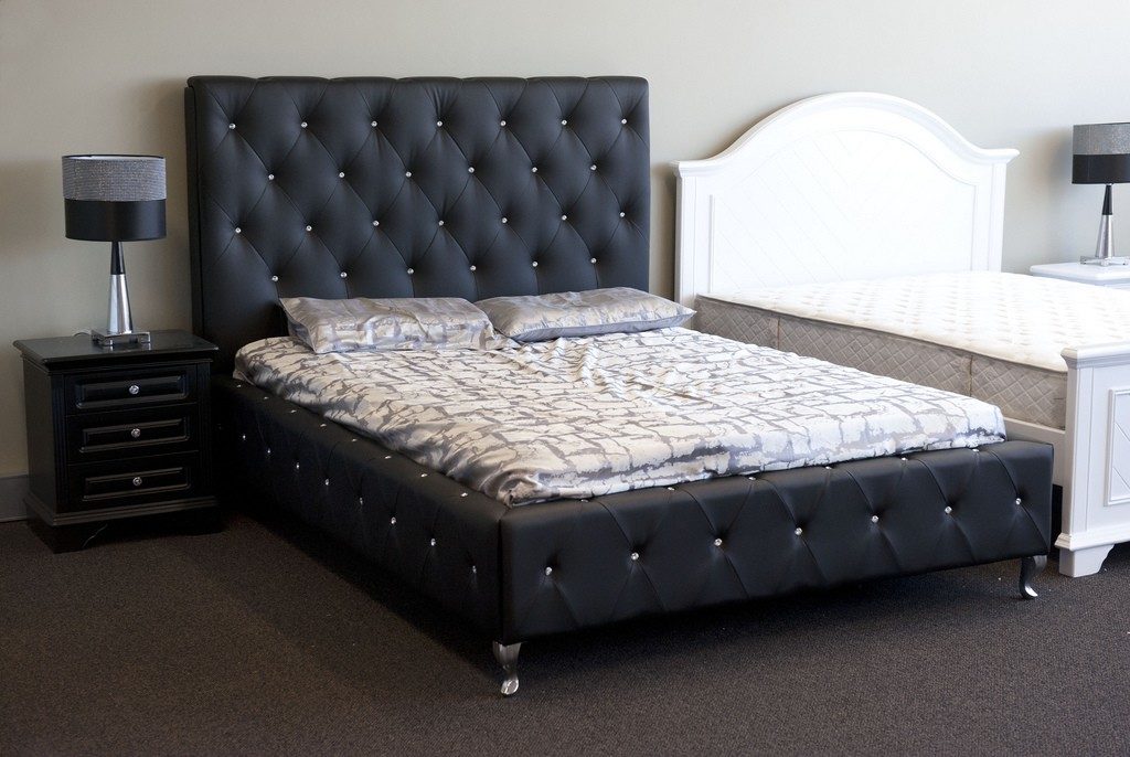 Черную кровать нужно выбирать внимательно для спальни