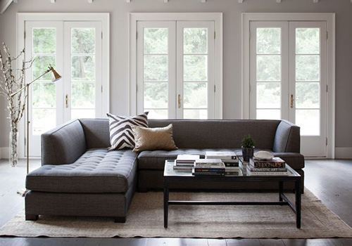 Что можно сделать с серым диваном в интерьере
