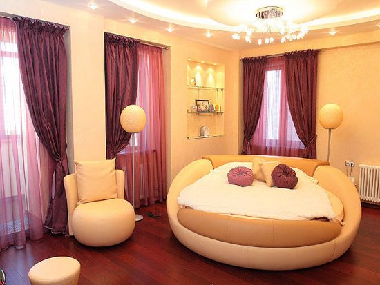 Декор спальни с желтой кроватью