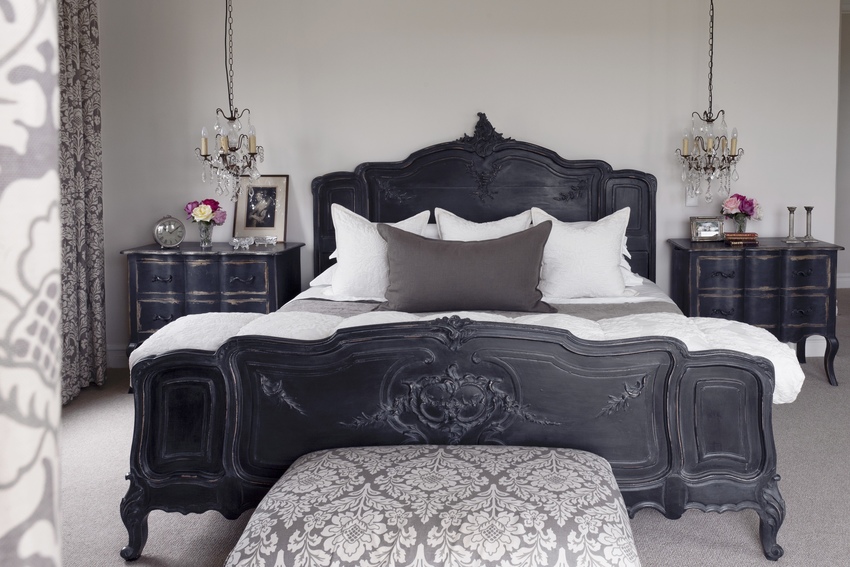 Деревянная черная кровать для спальни