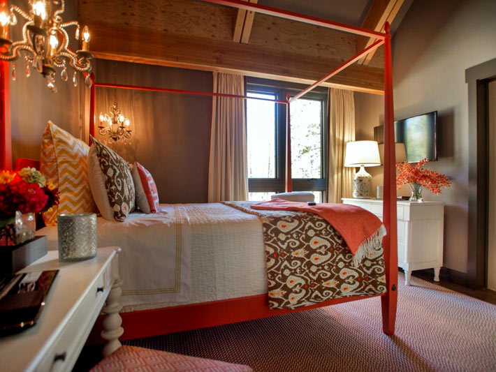 Деревянная кровать оранжевого цвета