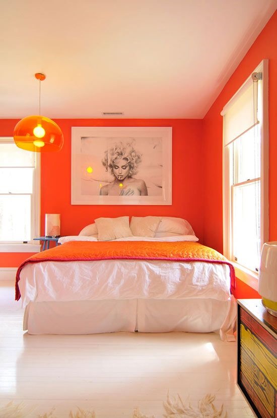 Дизайн интерьера спальни с оранжевой кроватью