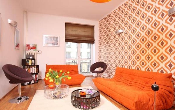Два оранжевых дивана в интерьере квартиры