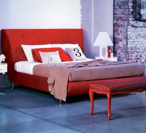 Двухместная современная бордовая кровать
