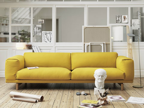 Двухместный диван желтого приятного цвета