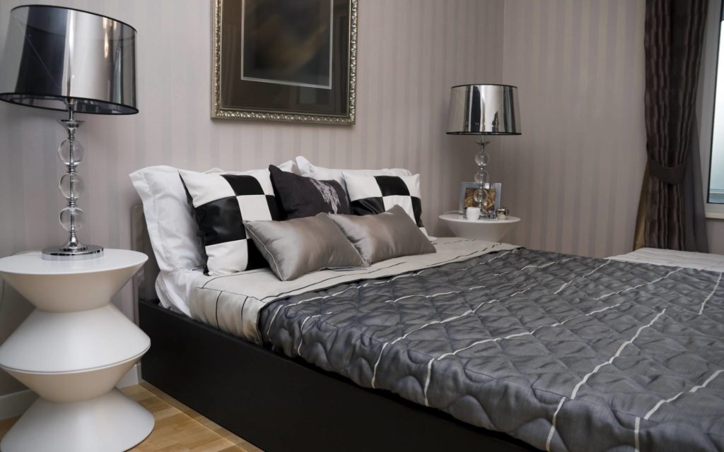 Двуспальная кровать серого цвета