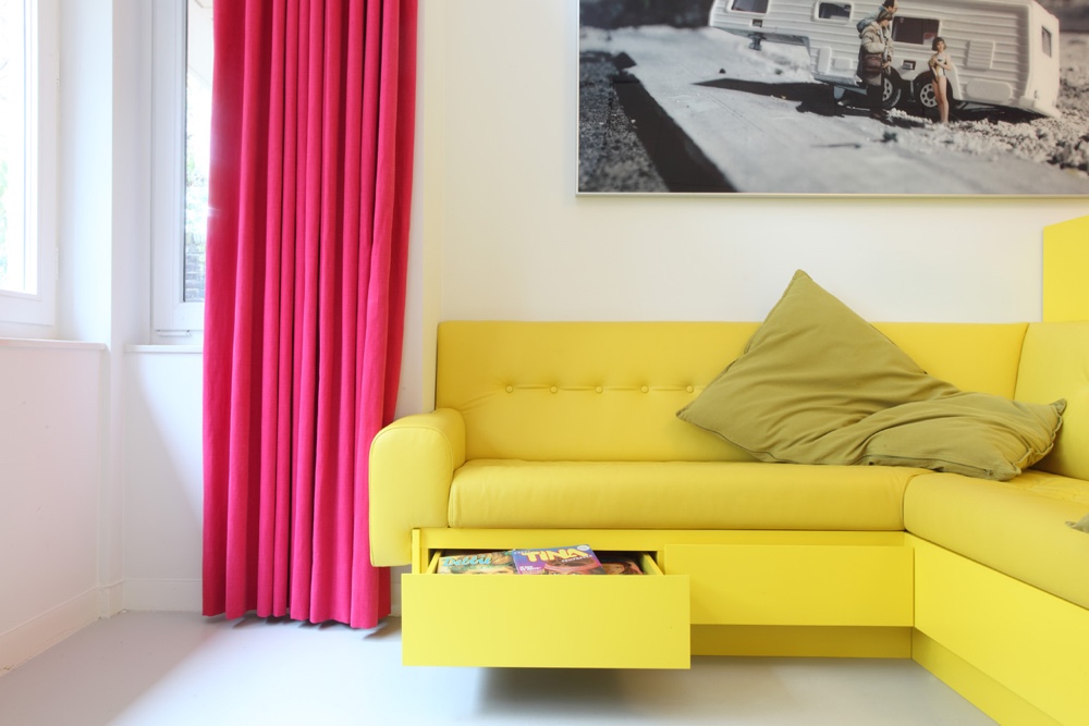Функциональный желтый диван для дома
