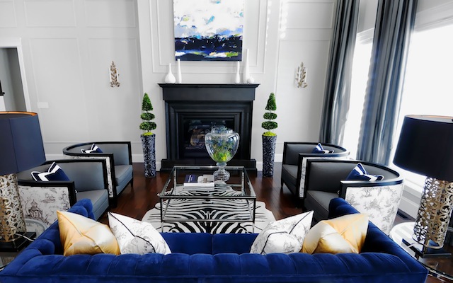 Интерьер гостиной с практичным синим диваном
