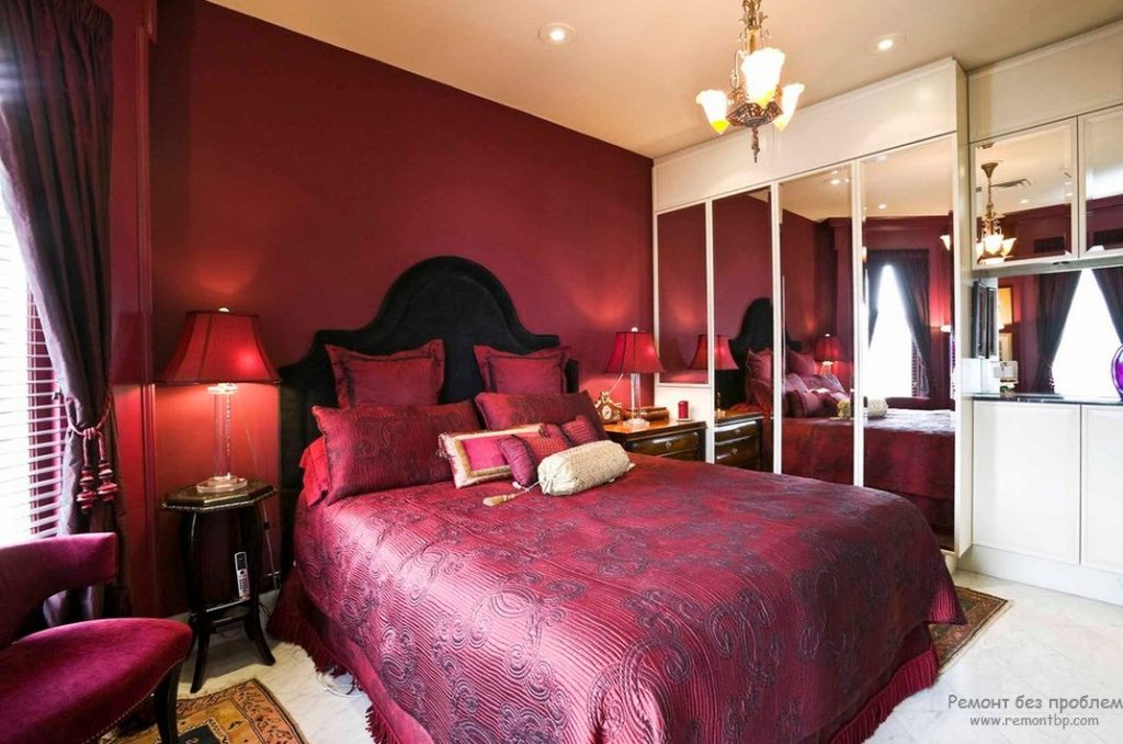 Интерьер комнаты с бордовой кроватью