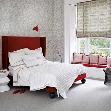 Интерьер комнаты с красной кроватью