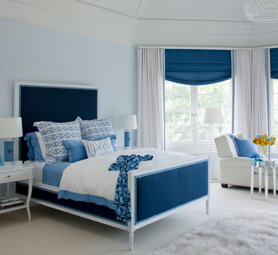 Интерьер комнаты с кроватью синего цвета
