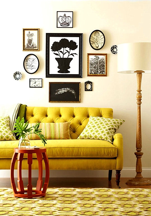 Интерьер комнаты с желтым диваном