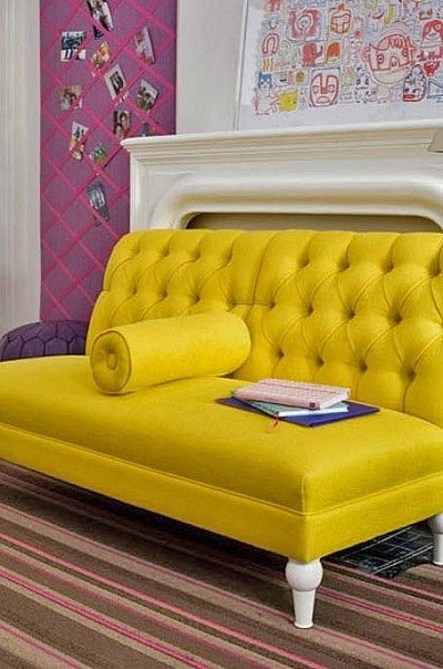 Интерьер с использованием желтого современного дивана